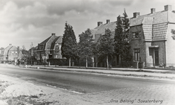 14591 Gezicht op een aantal huizen van de woningbouwvereniging Ons Belang langs de Amersfoortsestraat te Soesterberg ...